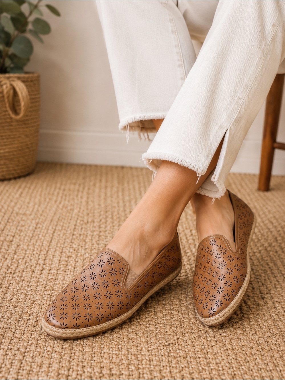 COMFORTIVA GOLD LEATHER CAMEL TAN LASER CUT ESPADRILLE SLIP ONS SHOES size 7 EUC